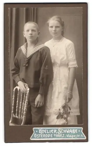 Fotografie Atelier Schwabe, Osterode am Harz, Wagenerstrasse 4, Junge in Matrosenanzug und Mädchen mit Blumen