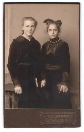 Fotografie H. Mackenroth, Osterode am Harz, Zwei junge Frauen in schwarzer Kleidung