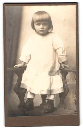 Fotografie unbekannter Fotograf und Ort, Kleines Kind in weissem Kleid