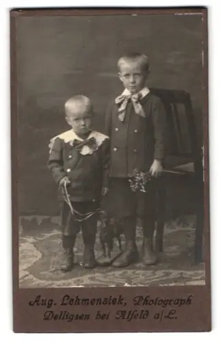 Fotografie Aug. Lehmensiek, Delligsen bei Alfeld, Zwei Jungen mit Spielzeugpferd
