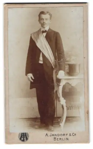 Fotografie A. Jandorf & Co., Berlin, Spittelmarkt 16/17, Eleganter Herr mit Schärpe
