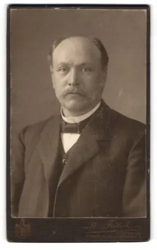 Fotografie M. Frölich, Hannover, Engels Nordstrasse 3, Portrait eines Herren