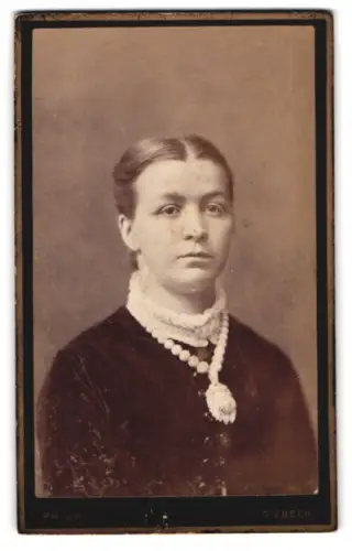 Fotografie Philipp Uhl, Giessen, Frankfurterstr. 17, Porträt einer Frau mit Perlenkette