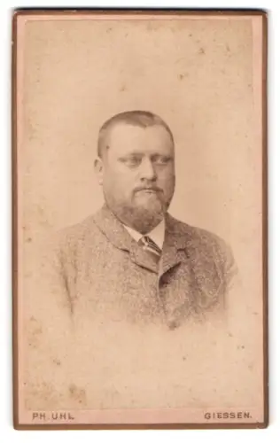 Fotografie Ph. Uhl, Giessen, Frankfurterstrasse 5, Porträt eines Herrn im Anzug