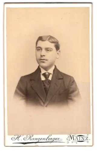 Fotografie H. Ranzenberger, Mainz, Porträt eines jungen Mannes