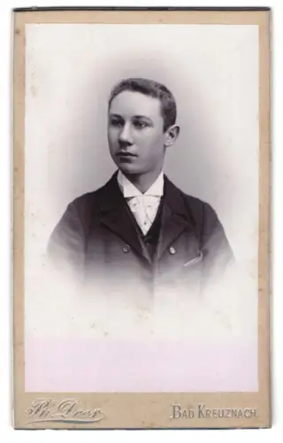 Fotografie Ph. Does, Bad Kreuznach, Kurhausstrasse 42, Porträt eines jungen Mannes