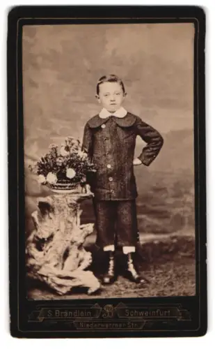 Fotografie S. Brändlein, Schweinfurt, Niederwerrner Strasse, Junge mit Blumenarrangement