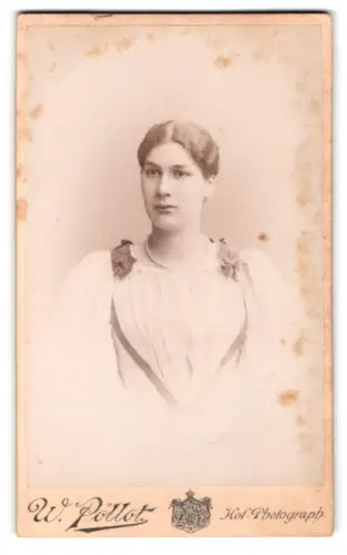 Fotografie W. Pöllot, Darmstadt, Hügelstrasse 59, Porträt einer jungen Frau