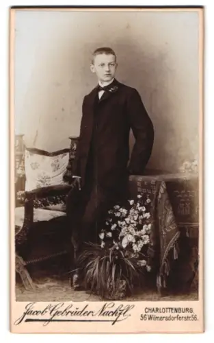 Fotografie Jacob Gebrüder, Charlottenburg, Wilmersdorfer Strasse 56, Eleganter junger Mann mit Blumenarrangement