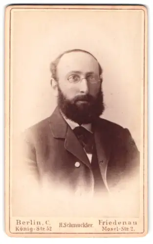 Fotografie H. Schmuckler, Berlin, König-Str. 52, Porträt eines Mannes mit Brille
