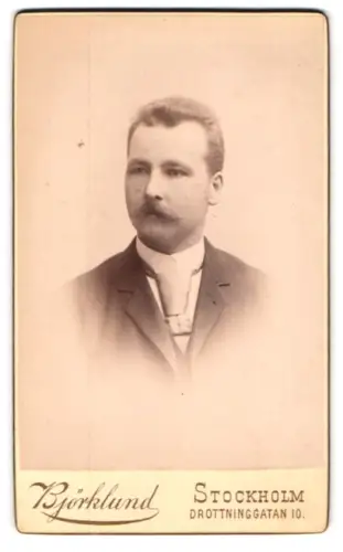 Fotografie Otto Björklund, Stockholm, Drottninggatan 10, Porträt eines Mannes mit Schnurrbart