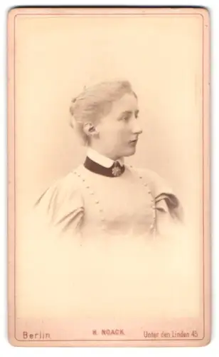 Fotografie H. Noack, Berlin, Unter den Linden 45, Profil einer jungen Frau