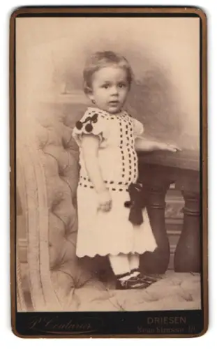 Fotografie P. Couturier, Driesen, Neue Strasse 18, Kleinkind im gestreiften Kleid