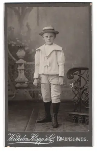 Fotografie Wilhelm Klopp & Co., Braunschweig, Junge im Matrosenanzug mit Spazierstock