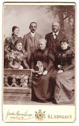 Fotografie Gustav Georg Lange, Bad Schwalbach, Elegante Familiengruppe im Atelier