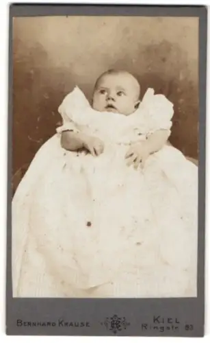 Fotografie Bernhard Krause, Kiel, Ringstrasse 83, Porträt eines Babys in feinem Kleid