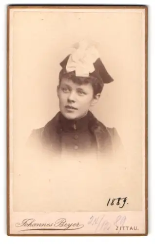 Fotografie Johannes Beyer, Zittau, Porträt einer Dame mit elegantem Hut