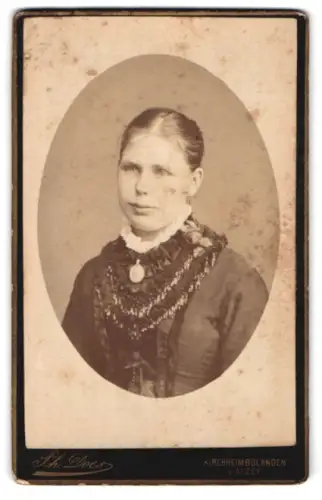 Fotografie Ph. Does, Kirchheimbolanden, Porträt einer Frau in traditioneller Kleidung