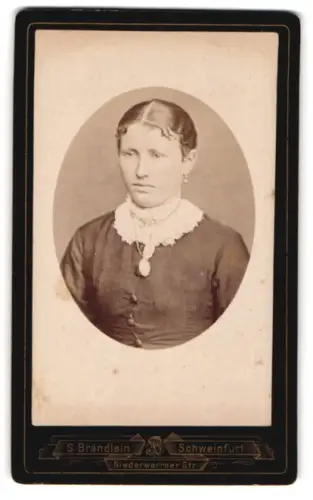 Fotografie S. Brändlein, Schweinfurt, Niederwerrner Strasse, Porträt einer Frau mit Spitzenkragen