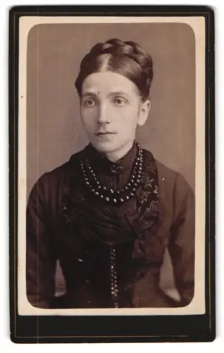 Fotografie W. Breuer, Alzey, Atzel 15, Porträt einer Dame in eleganter Garderobe