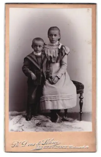 Fotografie Ph. Doos & Söhne, Bad Kreuznach, Kurhausstrasse 14, Kinderporträt auf Fellteppich