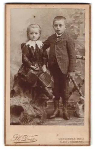 Fotografie Ph. Does, Kirchheimbolanden, Zwei Kinder in feiner Kleidung