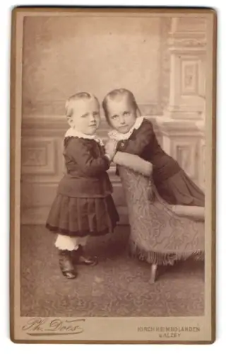 Fotografie Ph. Does, Kirchheimbolanden, Alzey, Zwei Kinder mit einem Sessel