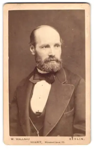 Fotografie W. Wallnau, Berlin, Stromstrasse 62, Porträt eines Mannes mit Bart
