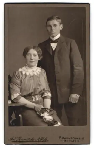 Fotografie Ad. Sternitzki, Braunschweig, Steinweg 10, Paar in festlicher Kleidung