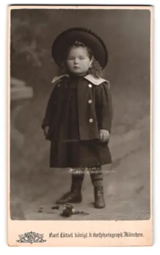 Fotografie Karl Lützel, München, Augustenstrasse 16, Kleinkind in eleganter Garderobe