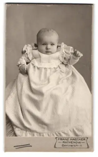 Fotografie Franz Haecker, Rathenow, Berlinerstr. 11, Porträt eines Kleinkindes