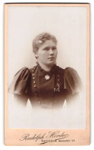 Fotografie Rudolph Börder, Rathenow, Bahnhofstrasse 5a, Porträt einer Dame im eleganten Kleid