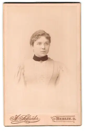 Fotografie A. Schröder, Berlin, Gr. Frankfurter Strasse 117, Porträt einer jungen Frau