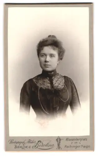Fotografie Atelier Berolina, Berlin, Alexanderplatz, Porträt einer Frau in eleganter Kleidung