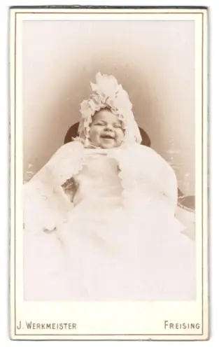 Fotografie J. Werkmeister, Freising, CDV eines lächelnden Babys in Spitzenkleidung