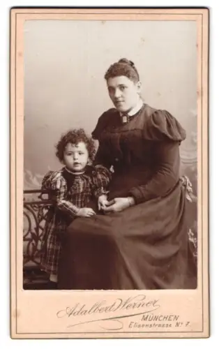 Fotografie Adalbert Werner, München, Elisenstrasse 7, Mutter mit kleinem Kind
