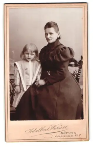 Fotografie Adalbert Werner, München, Elisenstrasse 7, Frau mit Kind auf Stuhl