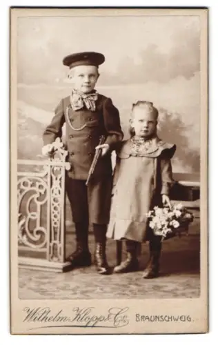 Fotografie Wilhelm Klopp & Co., Braunschweig, Friedrich Wilhelmstr. 37, Kinderpaar mit Blumenstrauss