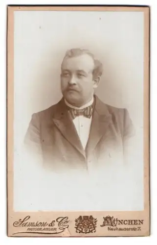 Fotografie Samson & Co., München, Neuhauserstr. 7, Porträt eines Herren mit Fliege