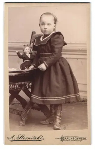 Fotografie A. Sternitzki, Braunschweig, Steinweg 10, Porträt eines Kindes mit Puppe