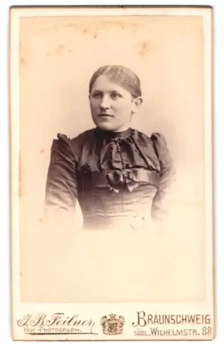 Fotografie J.B. Feilner, Braunschweig, südliche Wilhelmstr. 88, Frauenportrait mit hochgeschlossenem Kleid