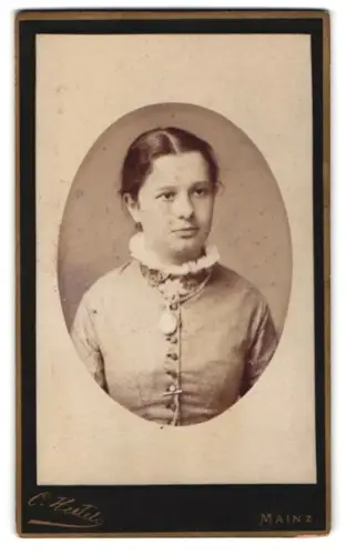 Fotografie C. Hertel, Mainz, Grosse Bleiche 50, Porträt einer jungen Frau