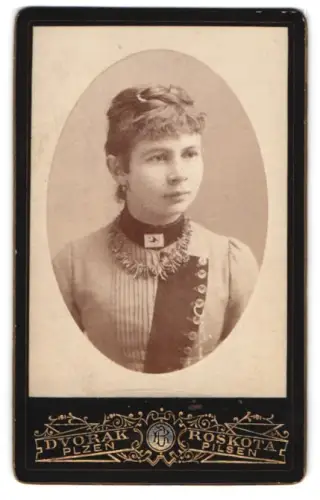 Fotografie Dvorák & Roskota, Pilsen, Pragergasse, Damenportrait mit elegantem Schmuck
