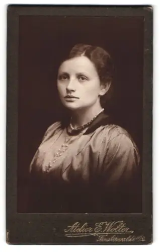 Fotografie E. Wolter, Finsterwalde, Porträt einer jungen Frau