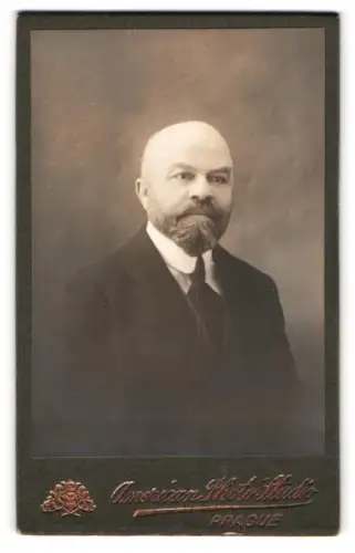 Fotografie American Photo Studio, Prag, Porträt eines eleganten Herrn mit Bart