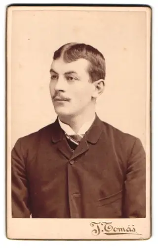 Fotografie J. Tomás, Prag, St. Wenzelsplatz Nr. 7, Porträt eines jungen Mannes