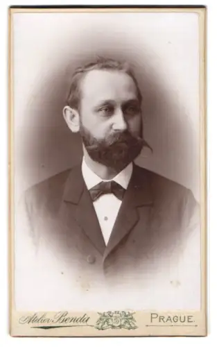 Fotografie Atelier Benda, Prag, Mariensgasse 25, Porträt eines Mannes mit Bart