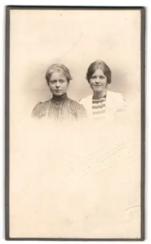 Fotografie Monrad, Haugesund, Zwei Frauen im Porträt, Trockenstempel