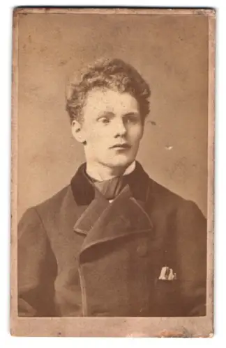 Fotografie R. Endelmann, Hamburg, Jacobi-Kirchhof 20, Porträt eines jungen Mannes