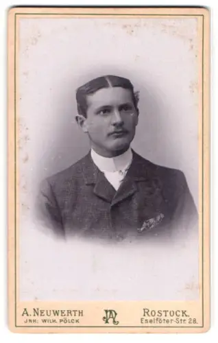 Fotografie A. Neuwirth, Rostock, Eselföter-Str. 28, Eleganter Herr im Anzug
